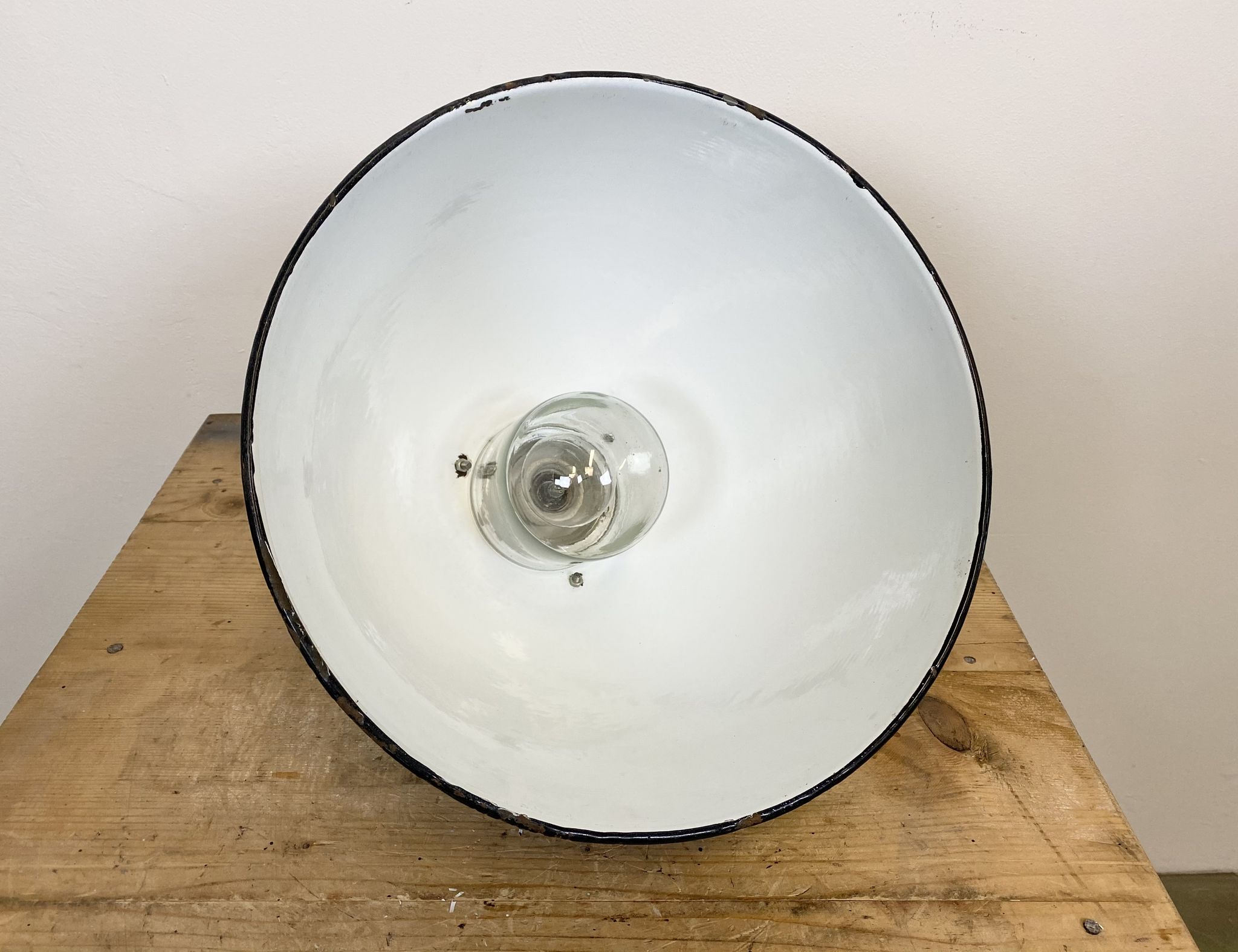 Suspension industrielle en émail noir avec dessus en porcelaine, années 50