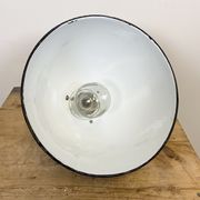 Suspension industrielle en émail noir avec dessus en porcelaine, années 50