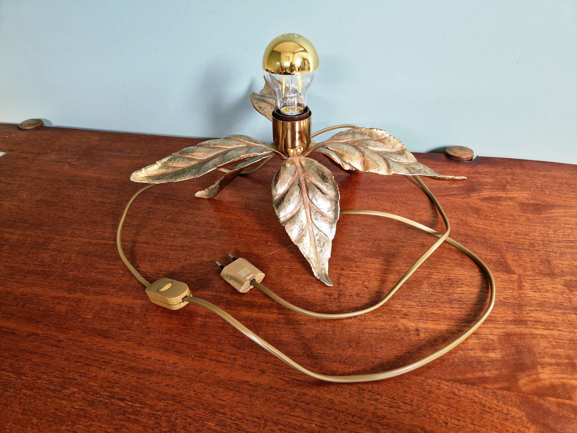 Floral table lamp in brass, design by Willy Daro, Massive, 1970.