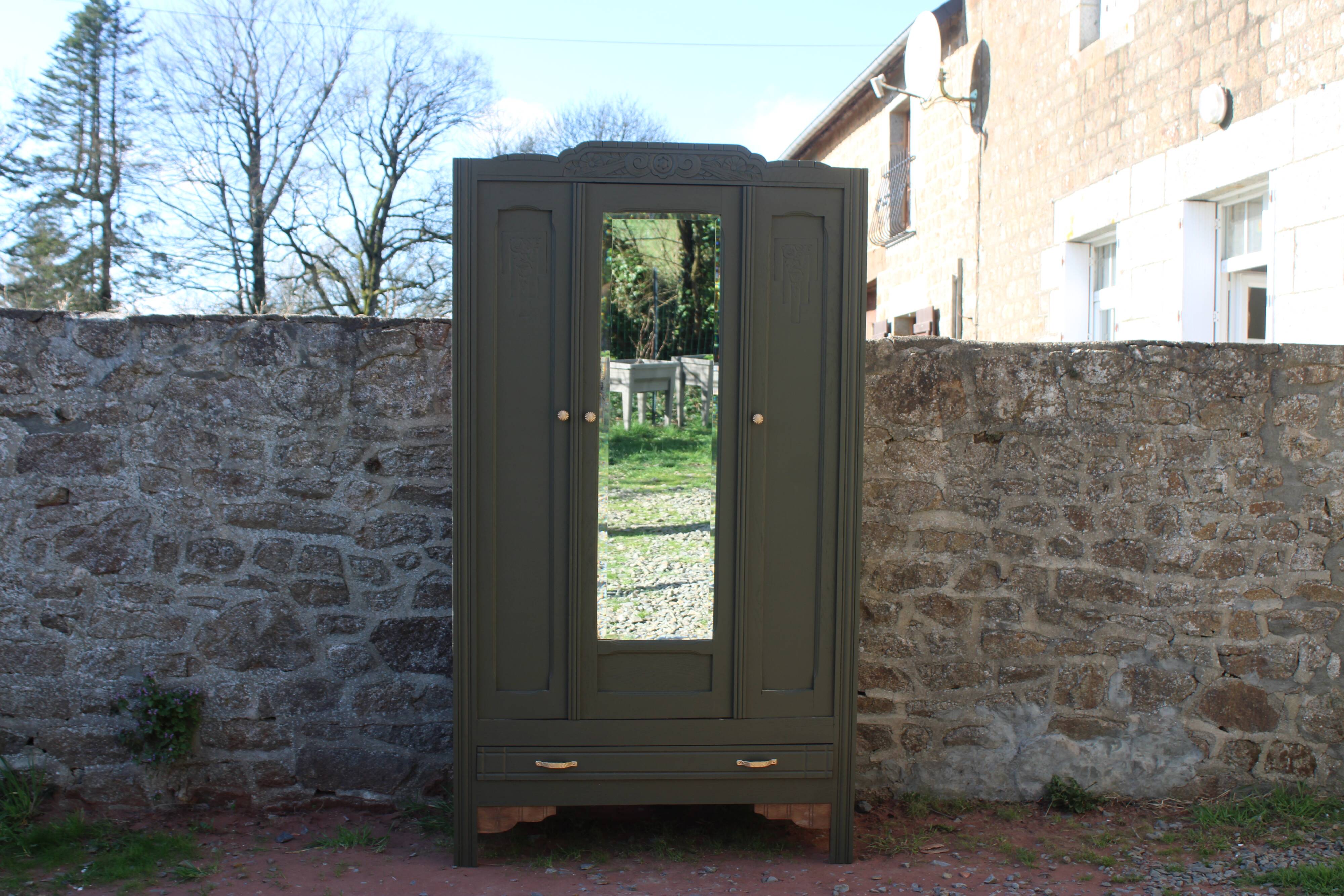 Art Deco wardrobe with three doors – Kaki Barda (Liberon)