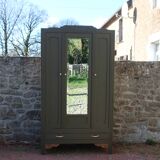 Art Deco wardrobe with three doors – Kaki Barda (Liberon)