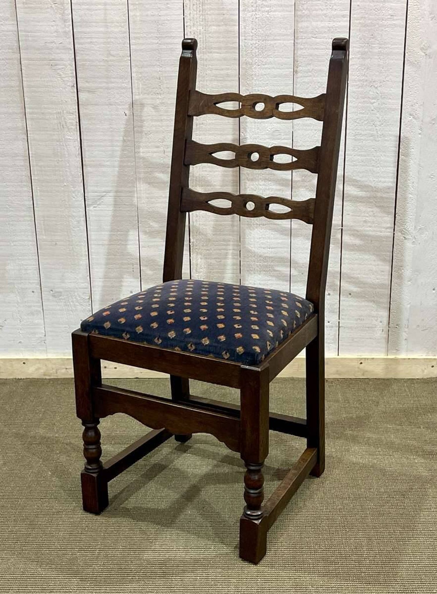 Suite de 6 chaises anglaises 19ème en chêne