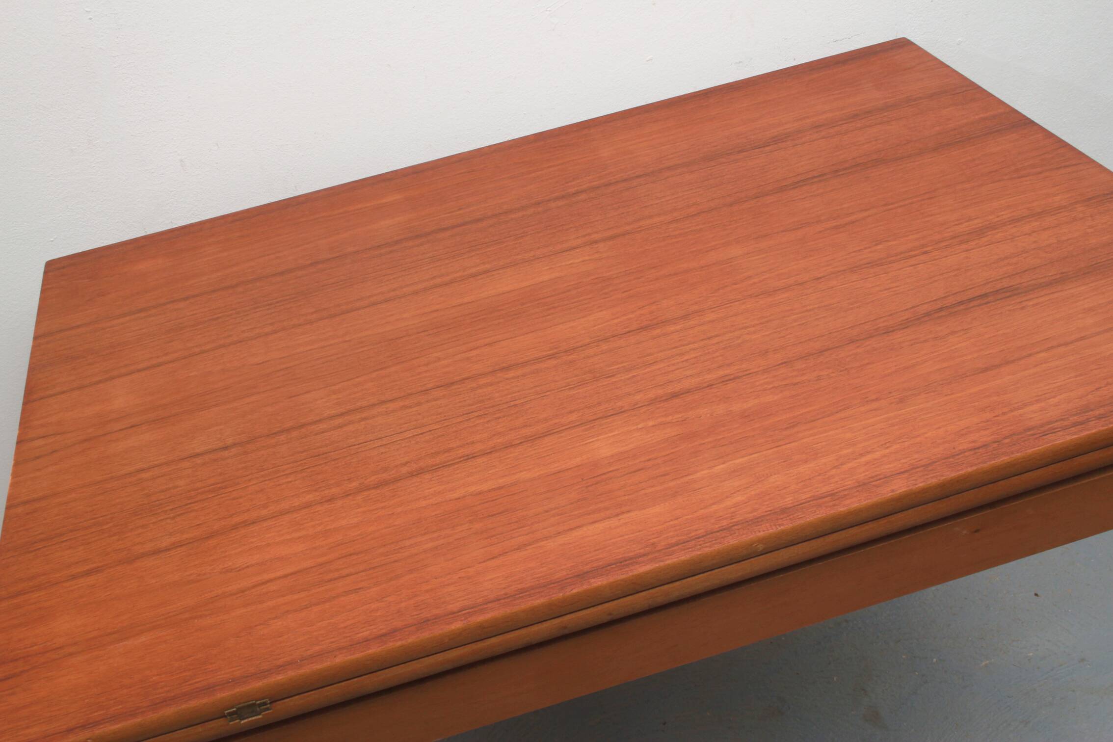 1960s extendible dining table in teakwood