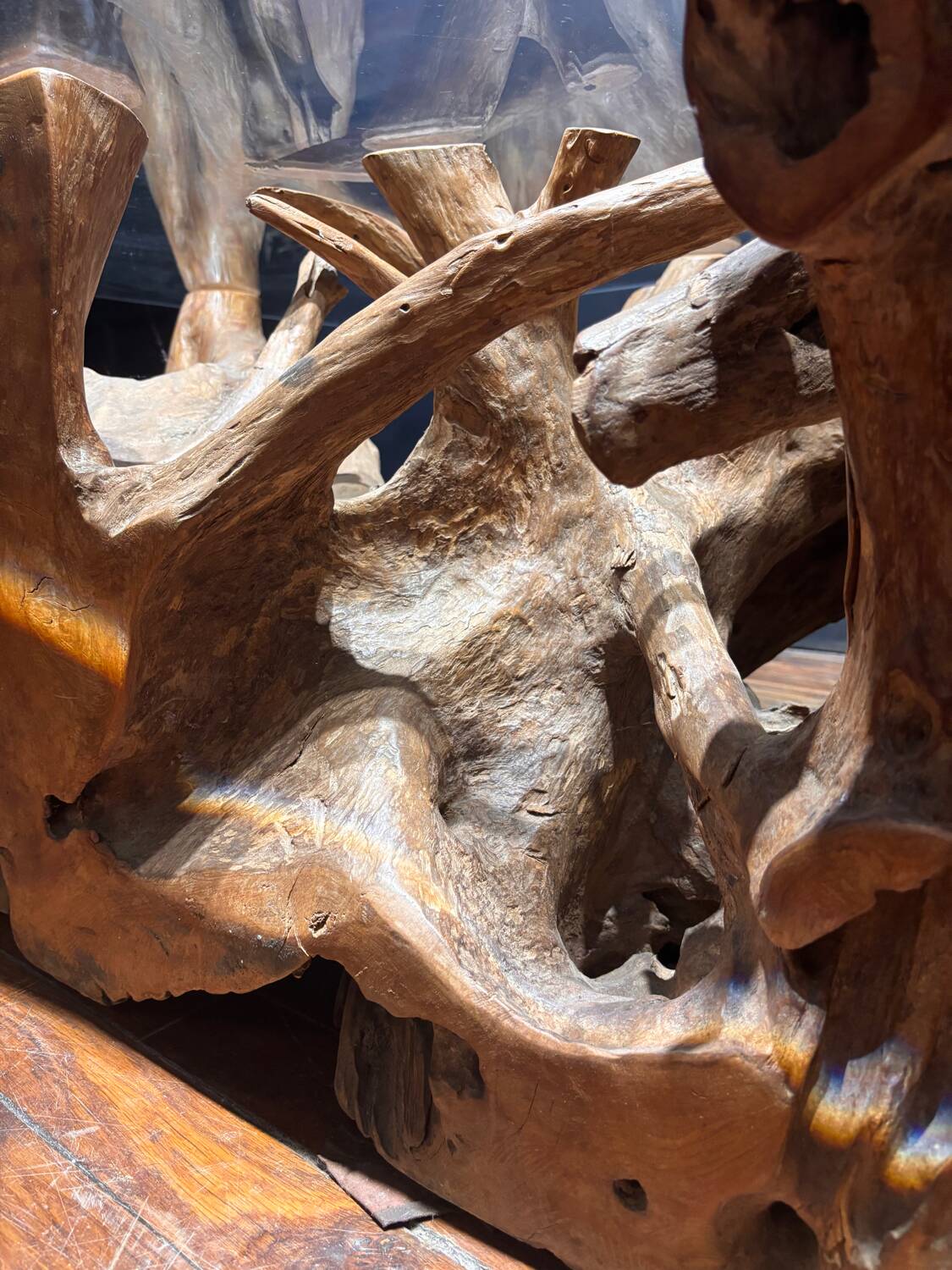 Design coffee table in driftwood and glass – Unique and natural piece
