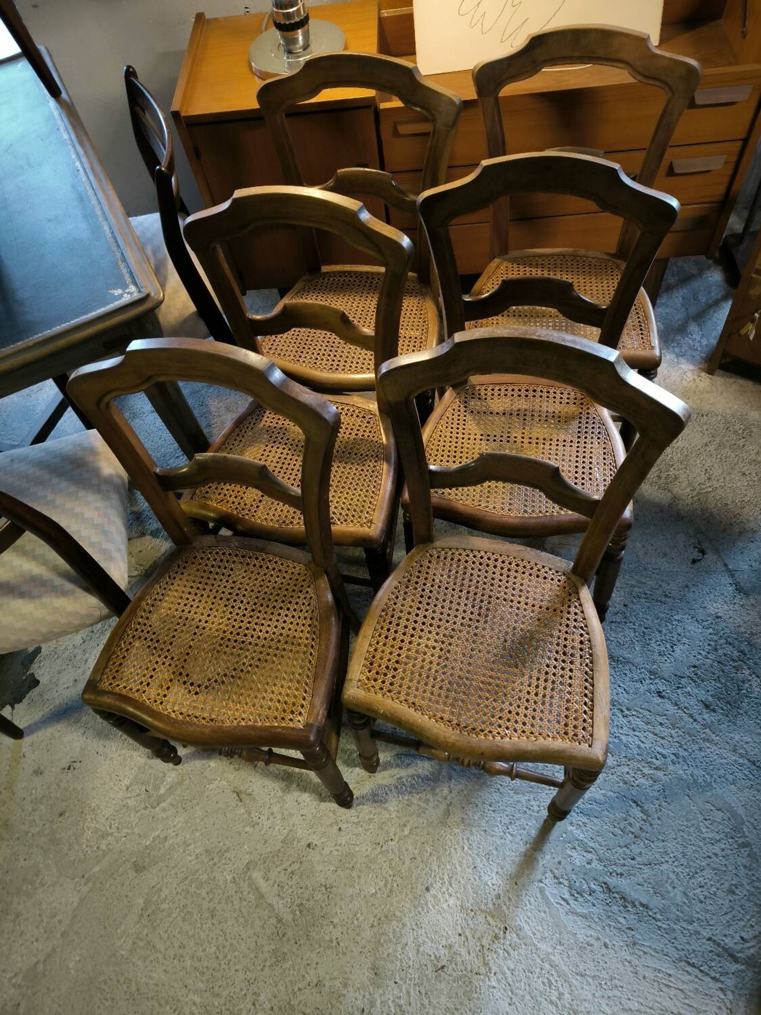 Série de 6 chaises en noyer massif et cannage vers 1870