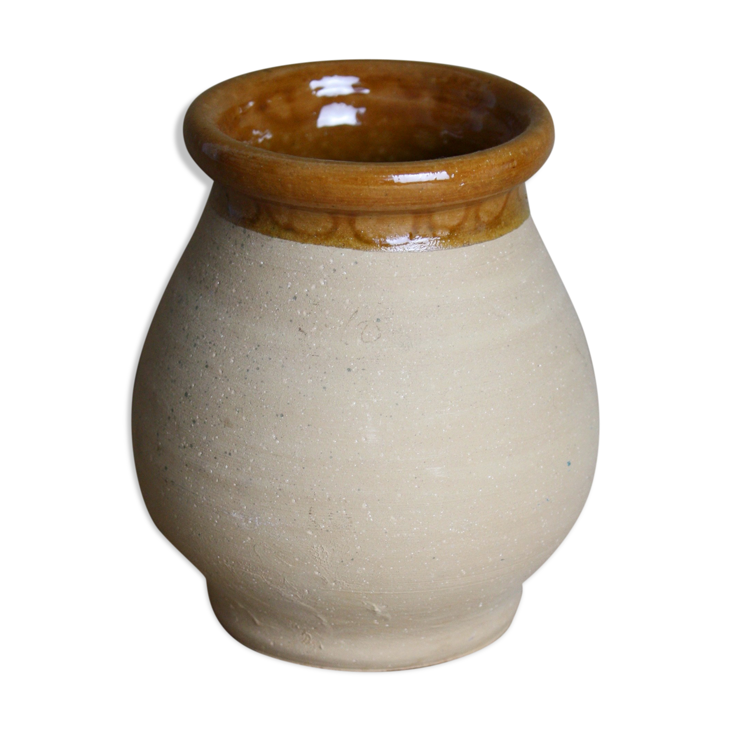 Two-tone sandstone pot