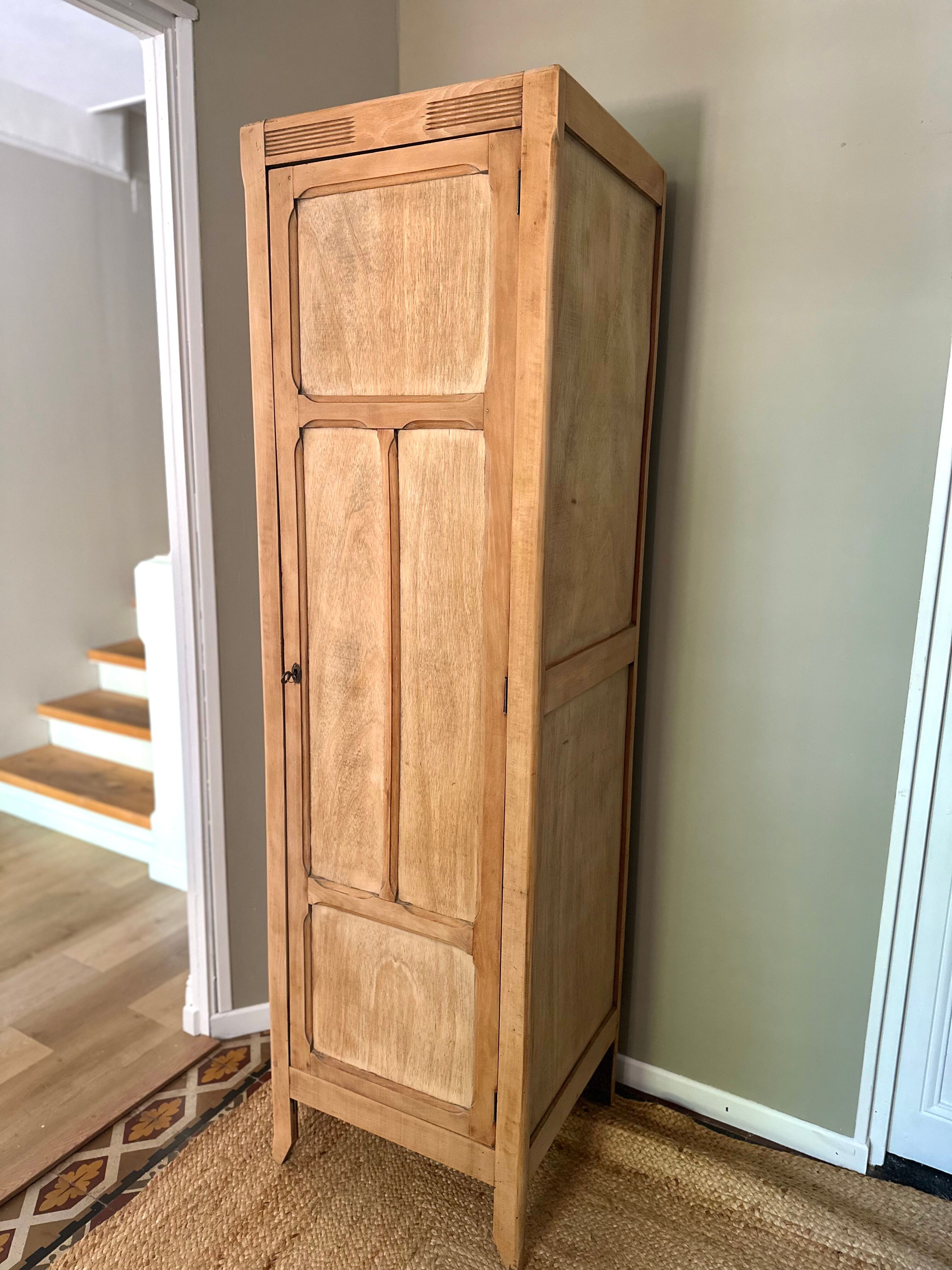 Parisian wardrobe bonnetière