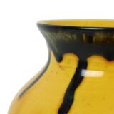 Petit vase vintage émaillé jaune orange noir motif relief 1970