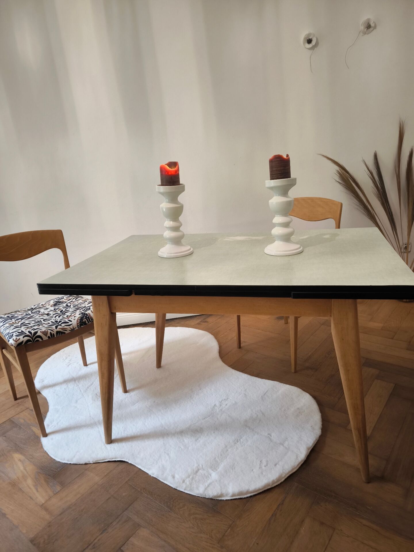 Vintage table in aqua Formica with extensions – Wooden legs