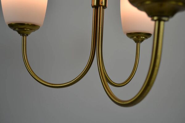 Suspension scandinave moderne à trois lumières en laiton, teck et verre opalin, années 1960.