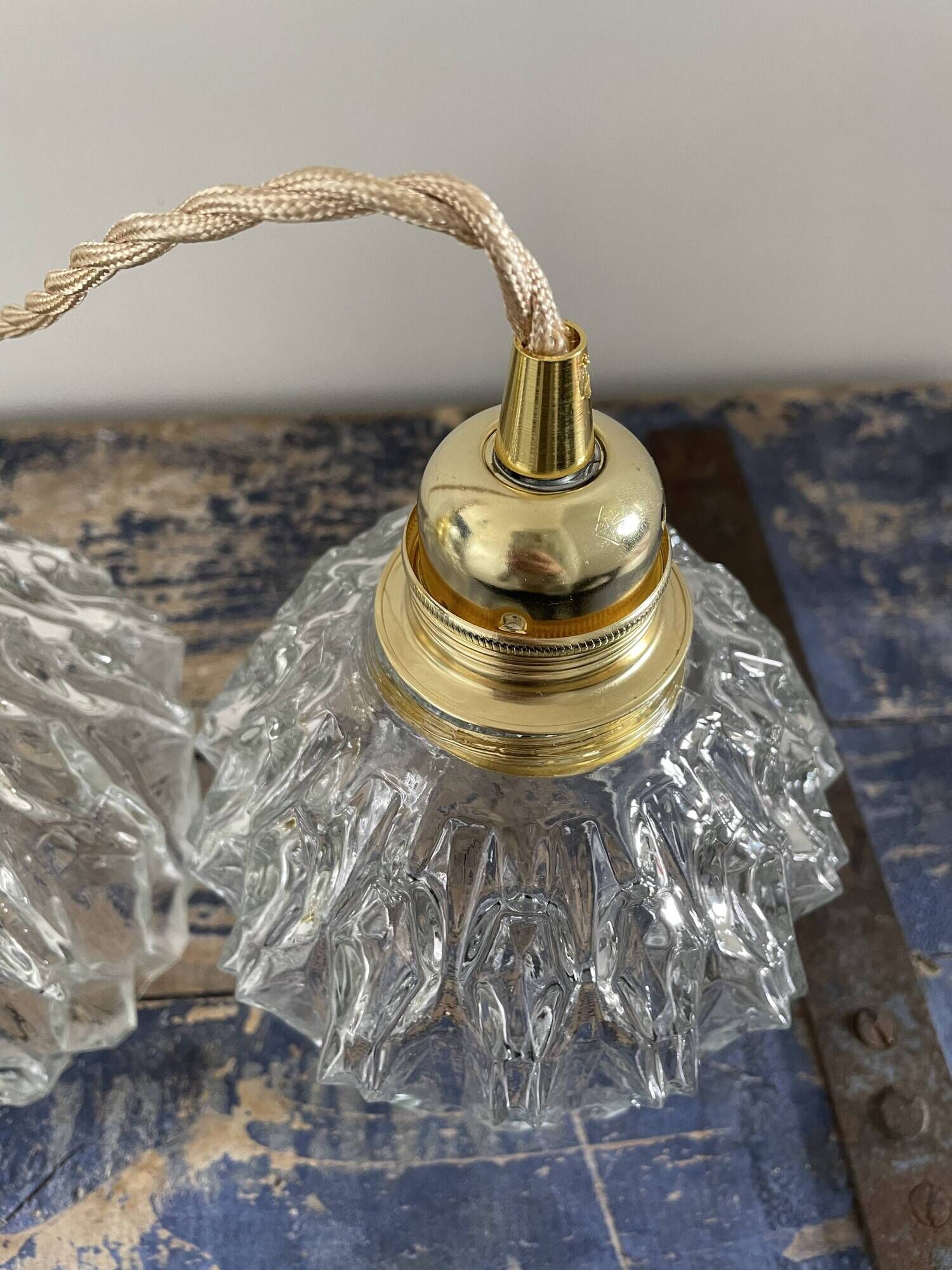 Trio of suspension in electrified chiseled glass to nine