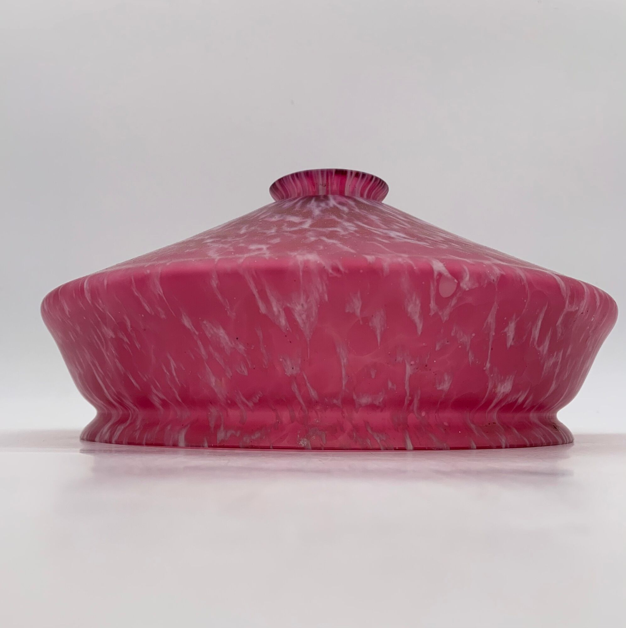 Vintage hanging in jaspé glass, dark pink - 1940s-1950s.