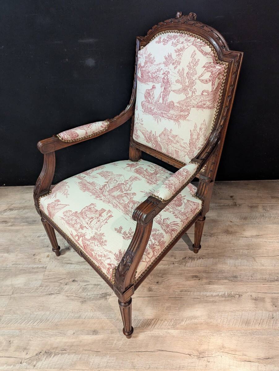 Paire de fauteuils Louis XVI en noyer, tissu toile de Jouy
