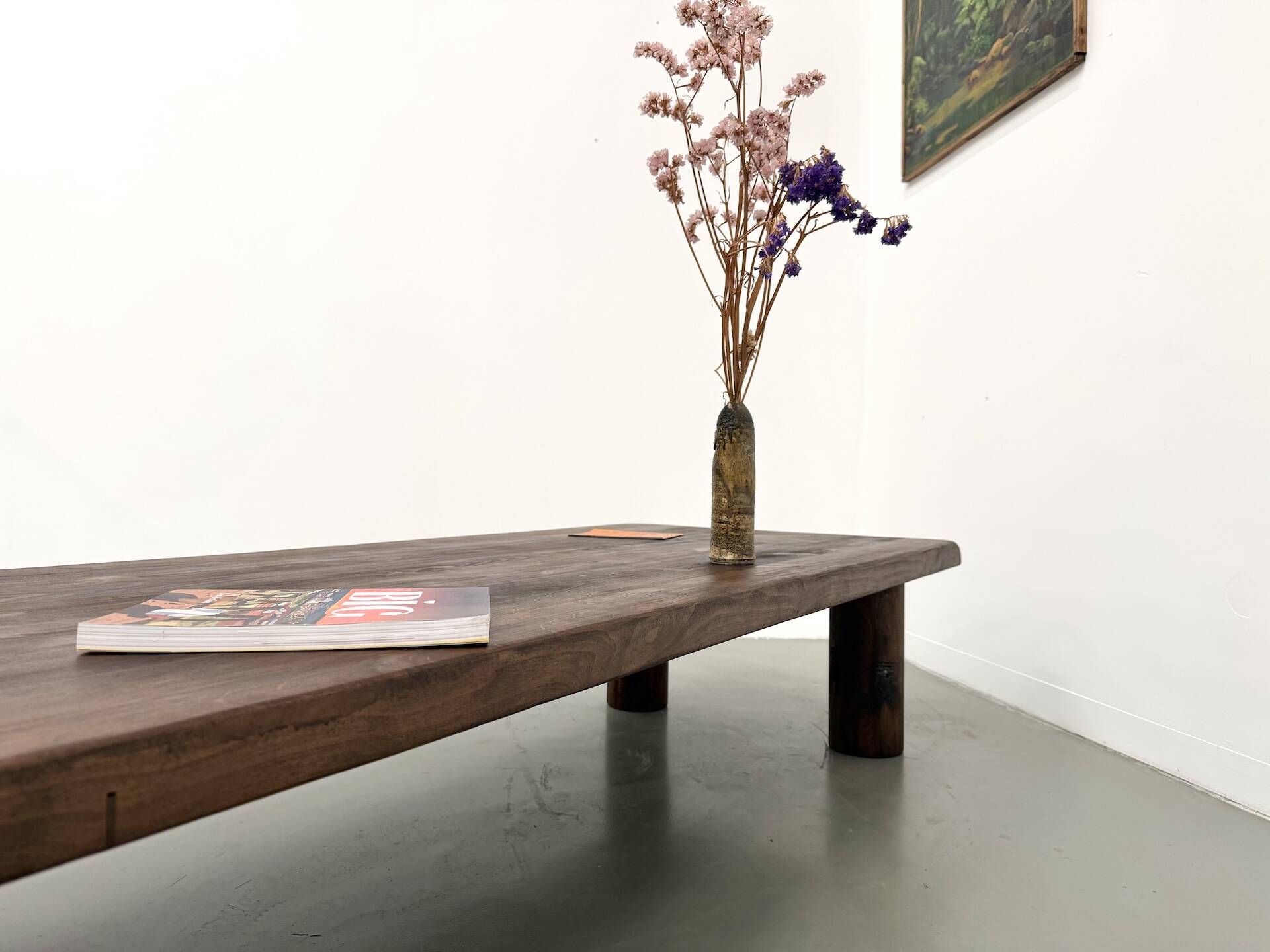 Modernist coffee table in solid elm, cylindrical pine base, 1970s.