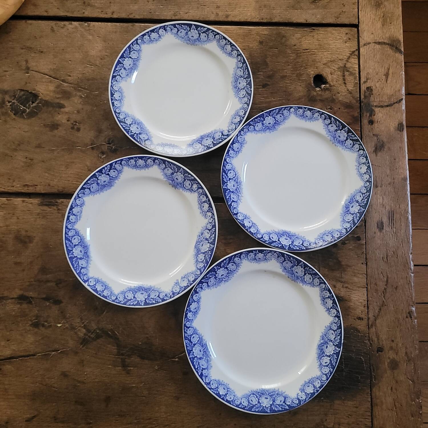 4 assiettes Boch Frères La Louvière – modèle Elvire – décor floral ble