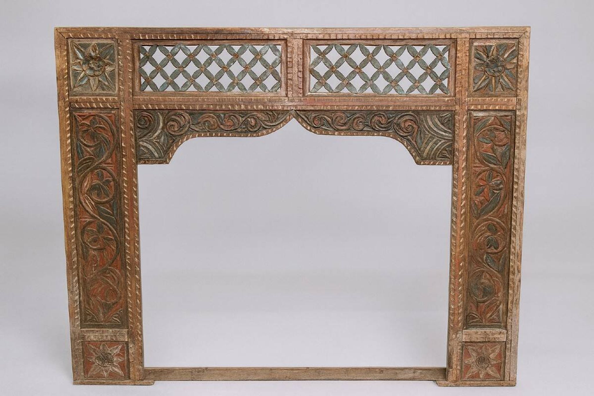 Old façade or decorative frame in carved wood, of Indian origin.
