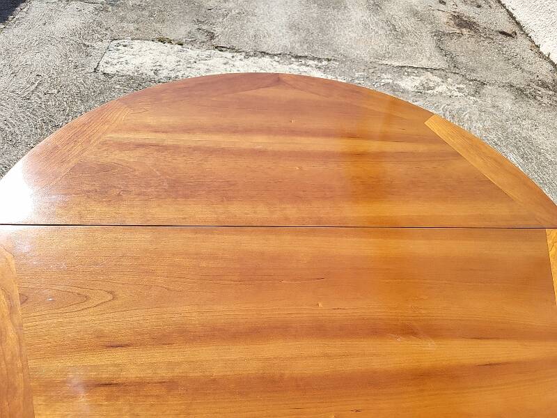 Table ronde avec une allonge en merisier