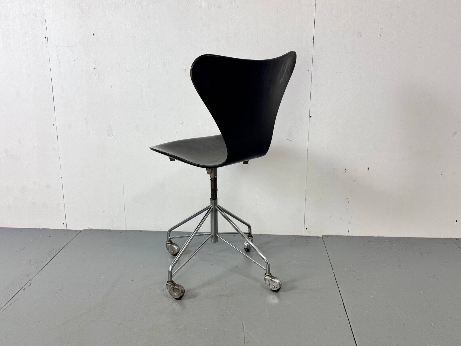 Vintage early 3117 swivel desk chair by Arne Jacobsen for Fritz Hansen, 1955