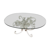 Table basse en tole française élégante avec base en fer floral et plateau en verre biseauté.