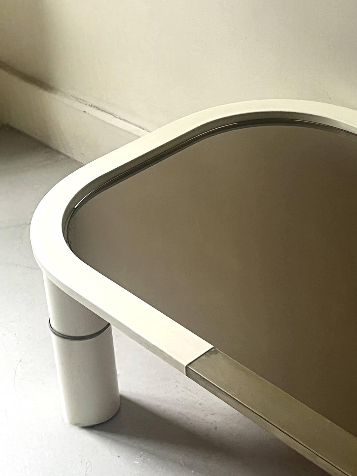 Rectangular coffee table with rounded edges, lacquered metal, brass & smoked mirror, 70s design.