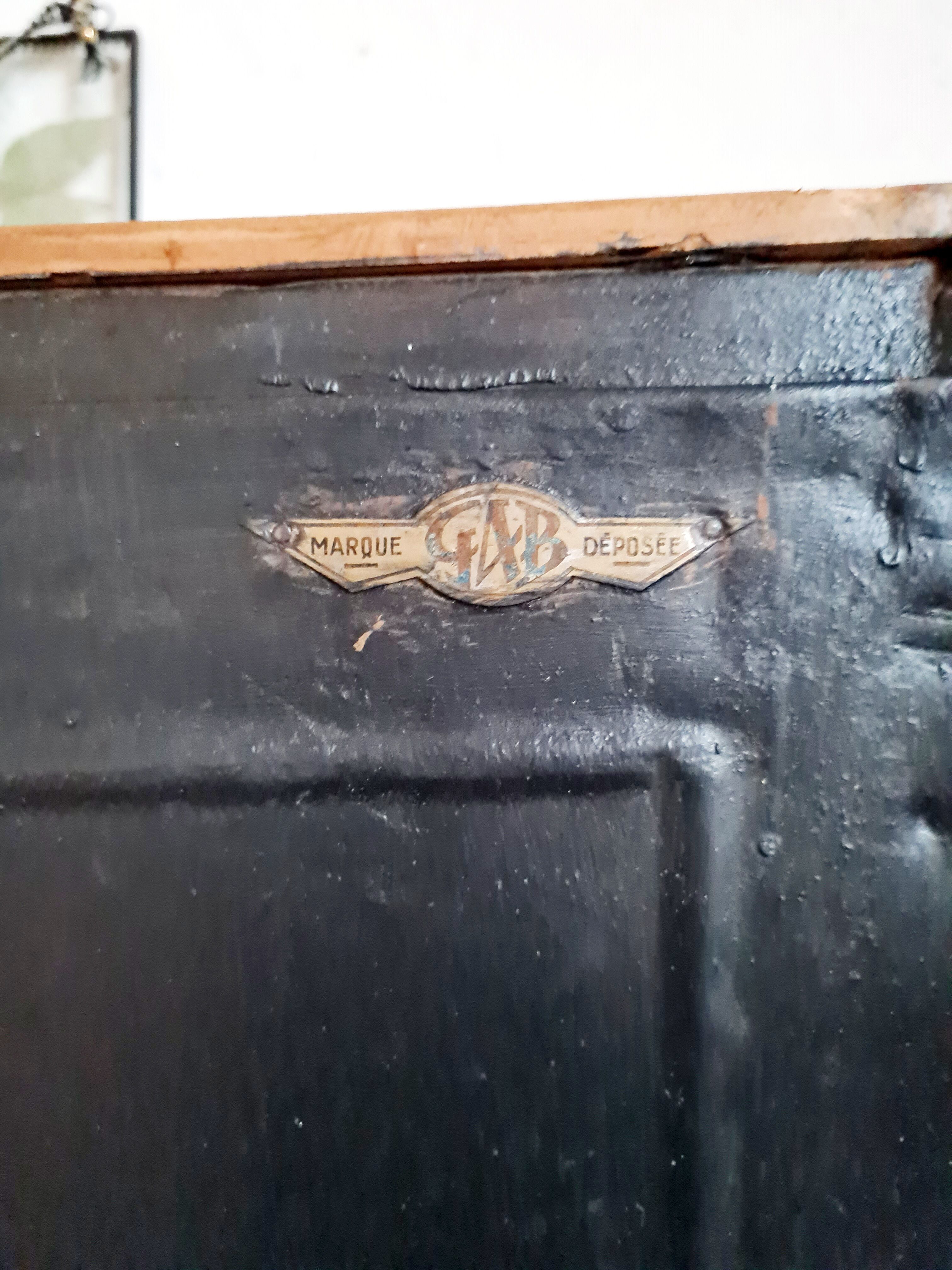 Meuble en métal ancien d'atelier coloris noir