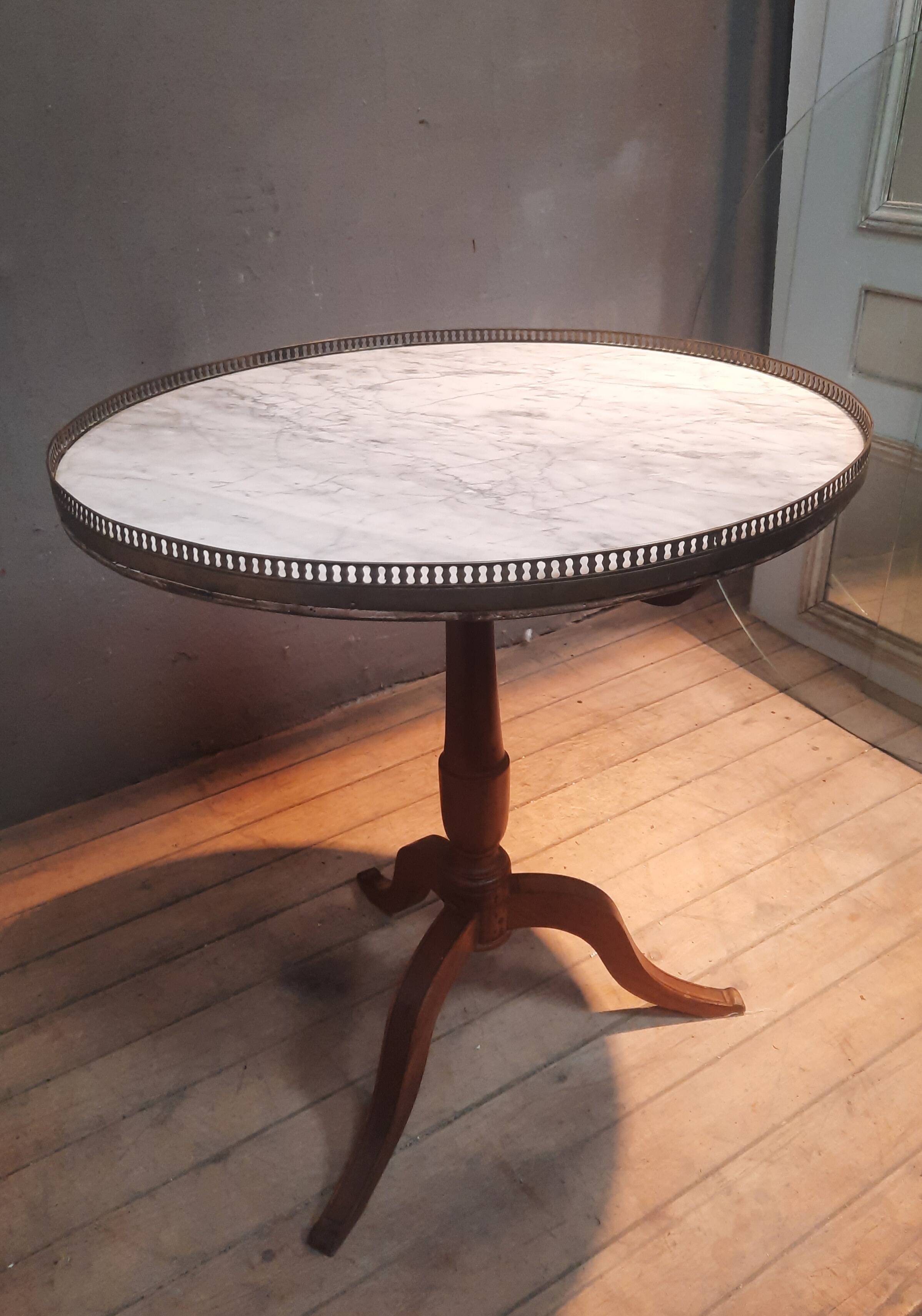 Gueridon circulaire dessu marbre blanc