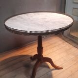 Gueridon circulaire dessu marbre blanc