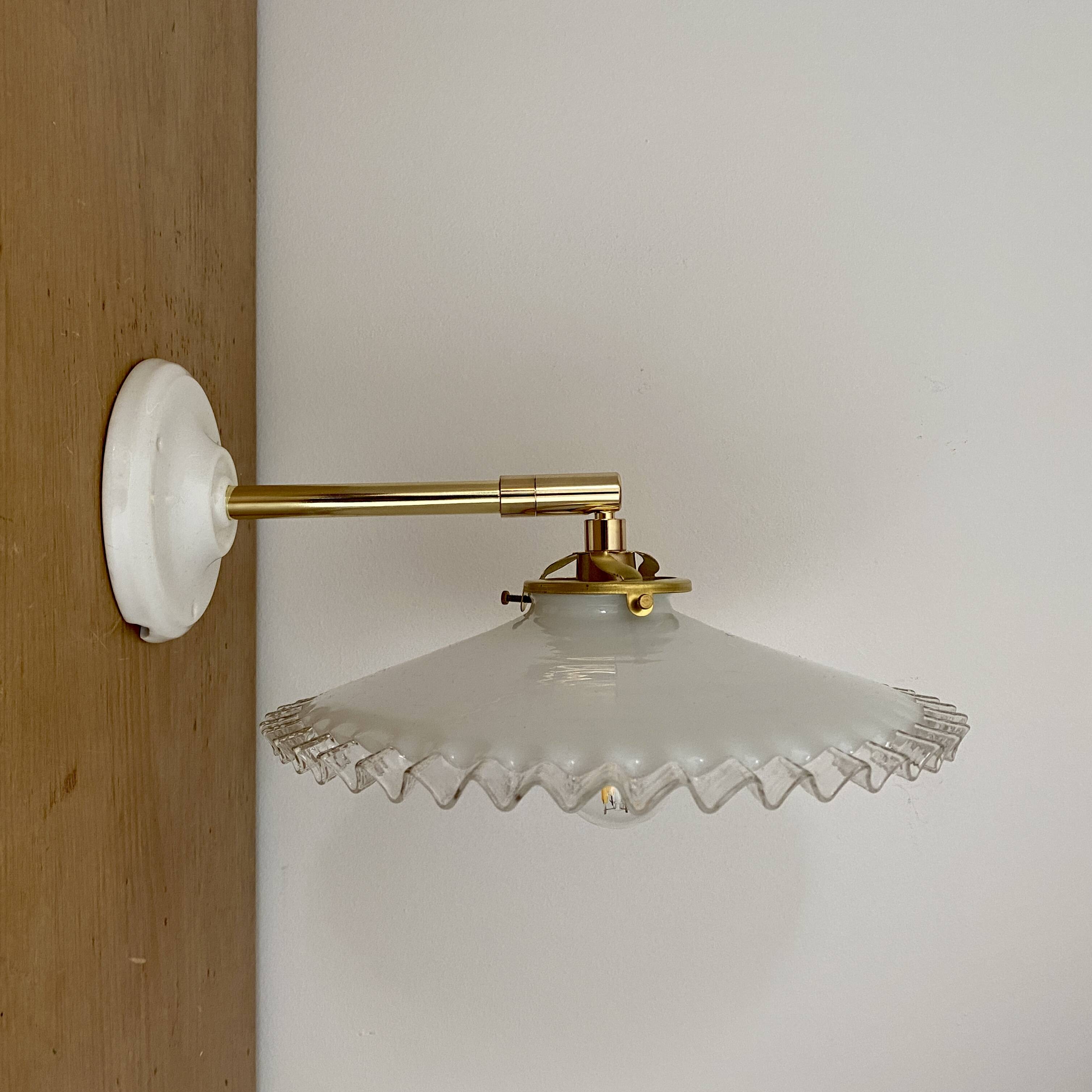 Applique abat-jour vintage en opaline blanche
