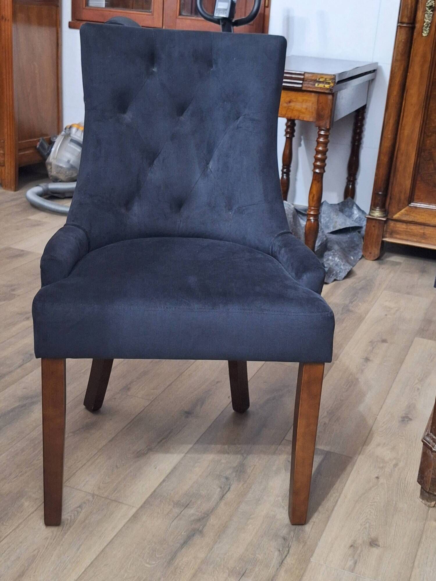 fauteuil capitonné velours noir design