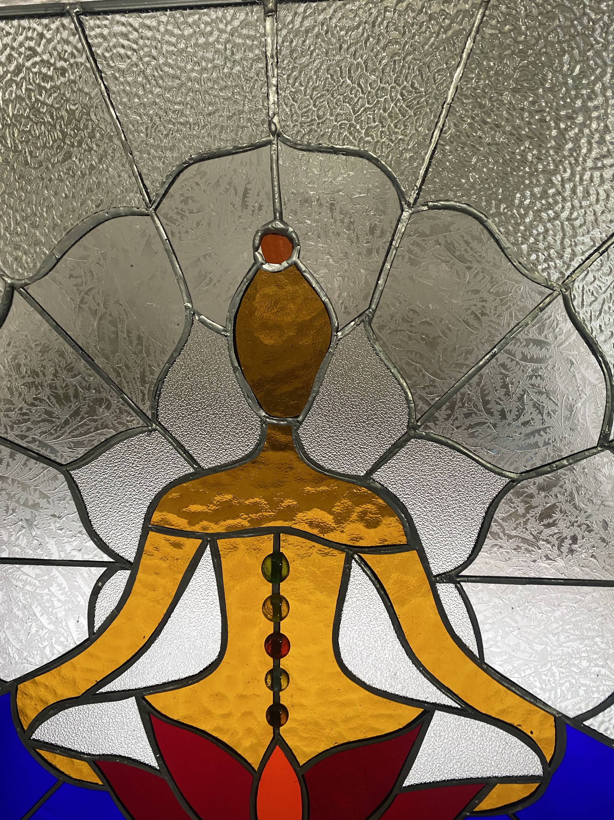 Vitrail décoratif Femme en méditation, Art du yoga en verre coloré, 48 × 66