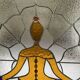 Vitrail décoratif Femme en méditation, Art du yoga en verre coloré, 48 × 66