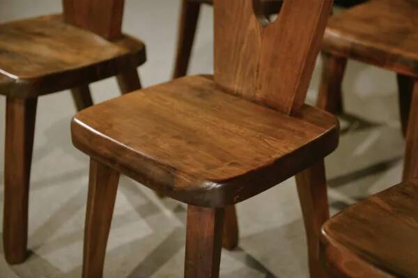 8 chaises brutalistes en orme massif par Aranjou 1950’s