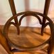 Paire de tabourets de bistrot en bois tourné et assise en skaï rouge XX siècle