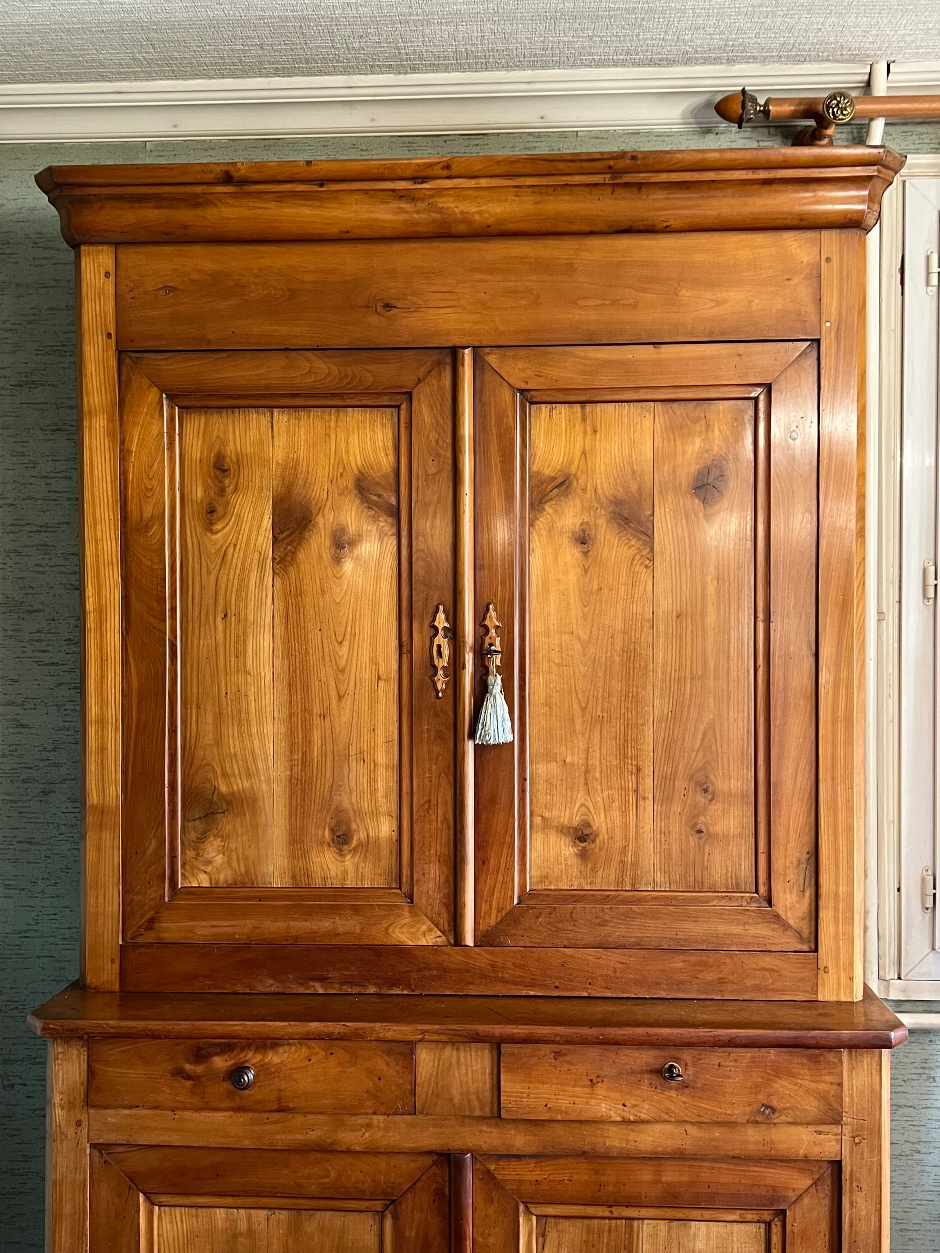 Beau buffet 2 corps ancien en merisier massif datant du XIXe siècle