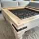 Table basse en bois et acier tressé – Double usage décoratif