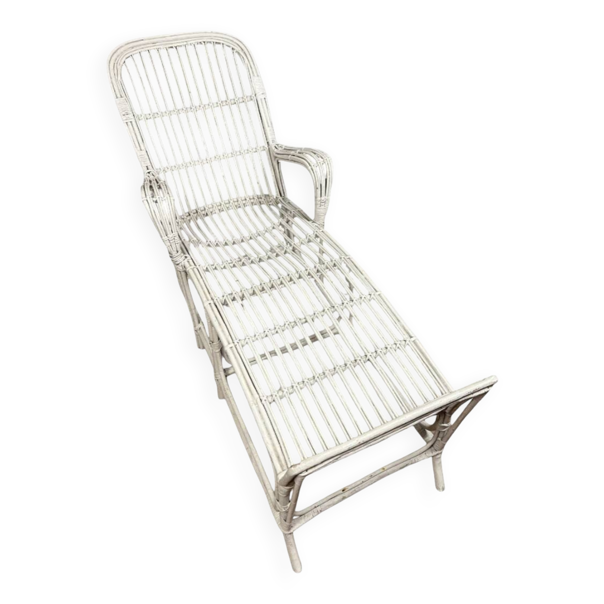 Vintage deckchair or chaise longue in white lacquered rattan from the 1960s