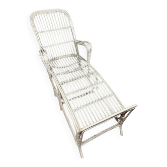 Vintage deckchair or chaise longue in white lacquered rattan from the 1960s
