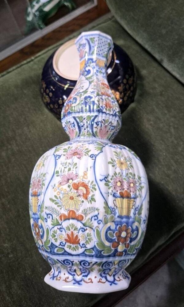 Grand vase en faïence à panse balustre et col élancé, richement décoré