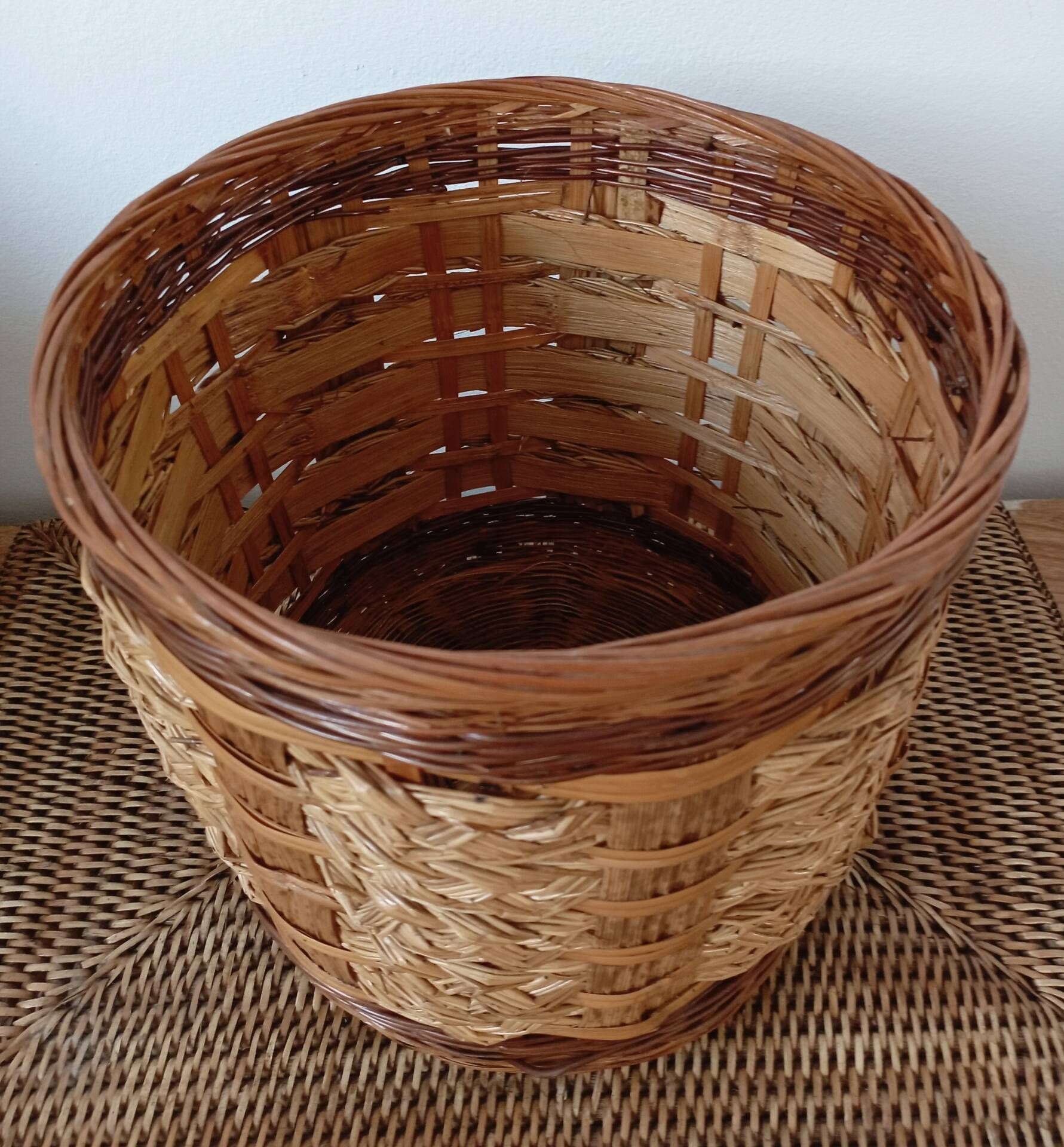Vintage rattan and bamboo basket - Traditional weaving from China