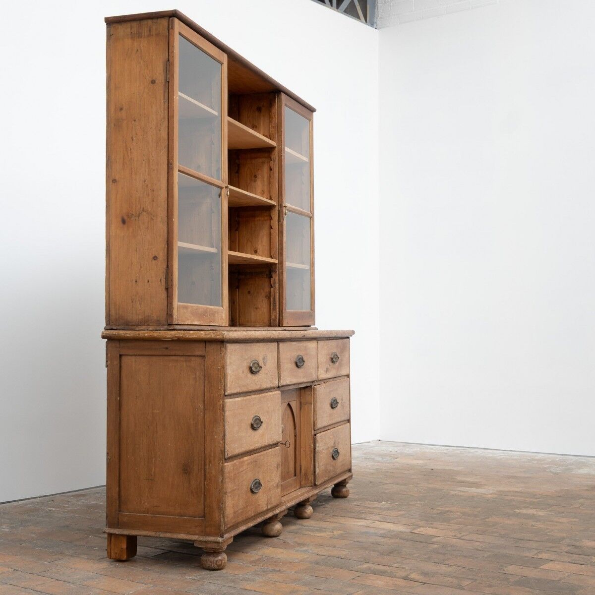 Antique pine dresser – Early 20th century