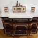 Un buffet style Louis XV avec marbre blanc, orné de bronze, cinq tiroirs