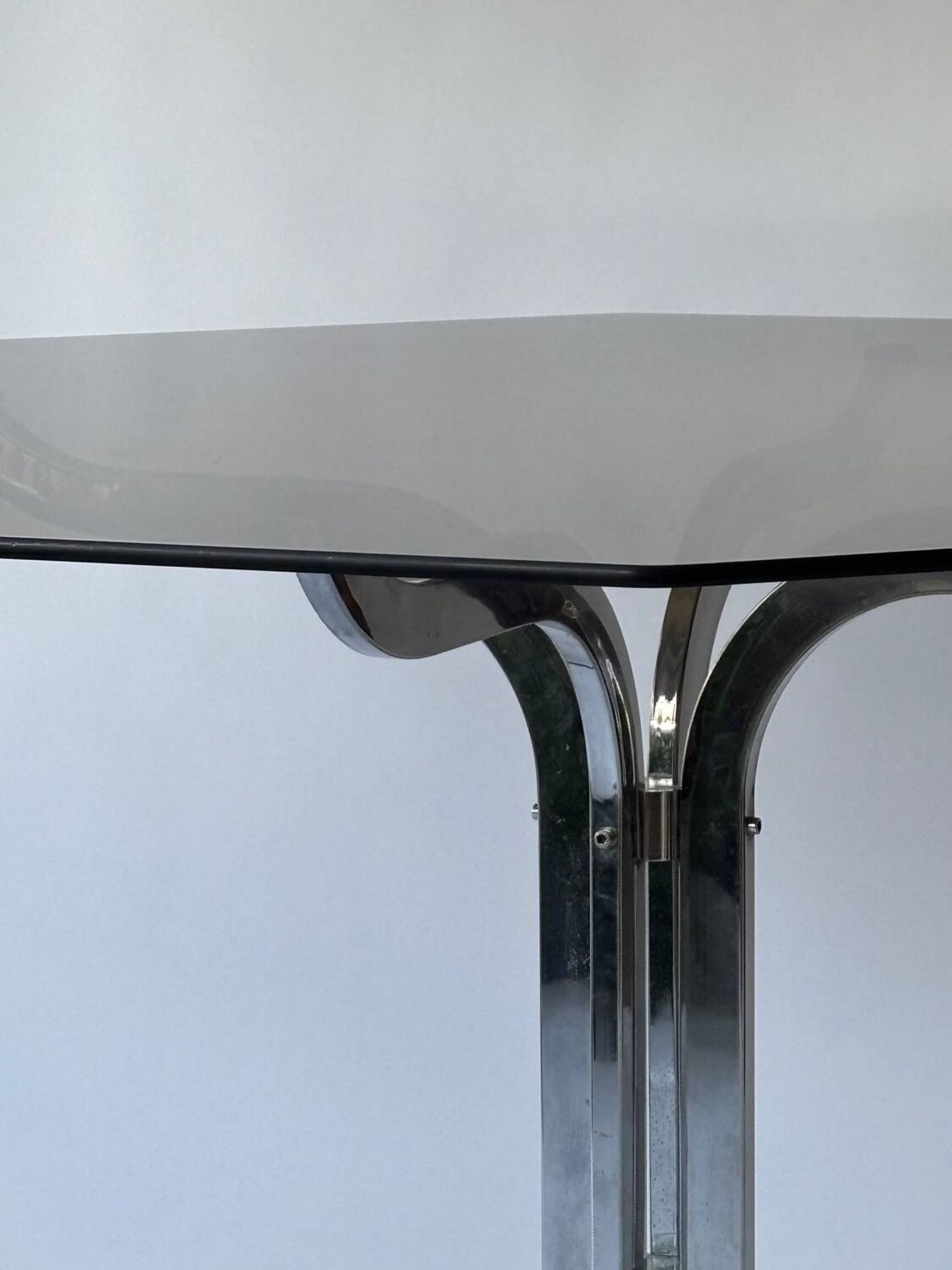 Table à manger en verre fumé et métal chromé 1970