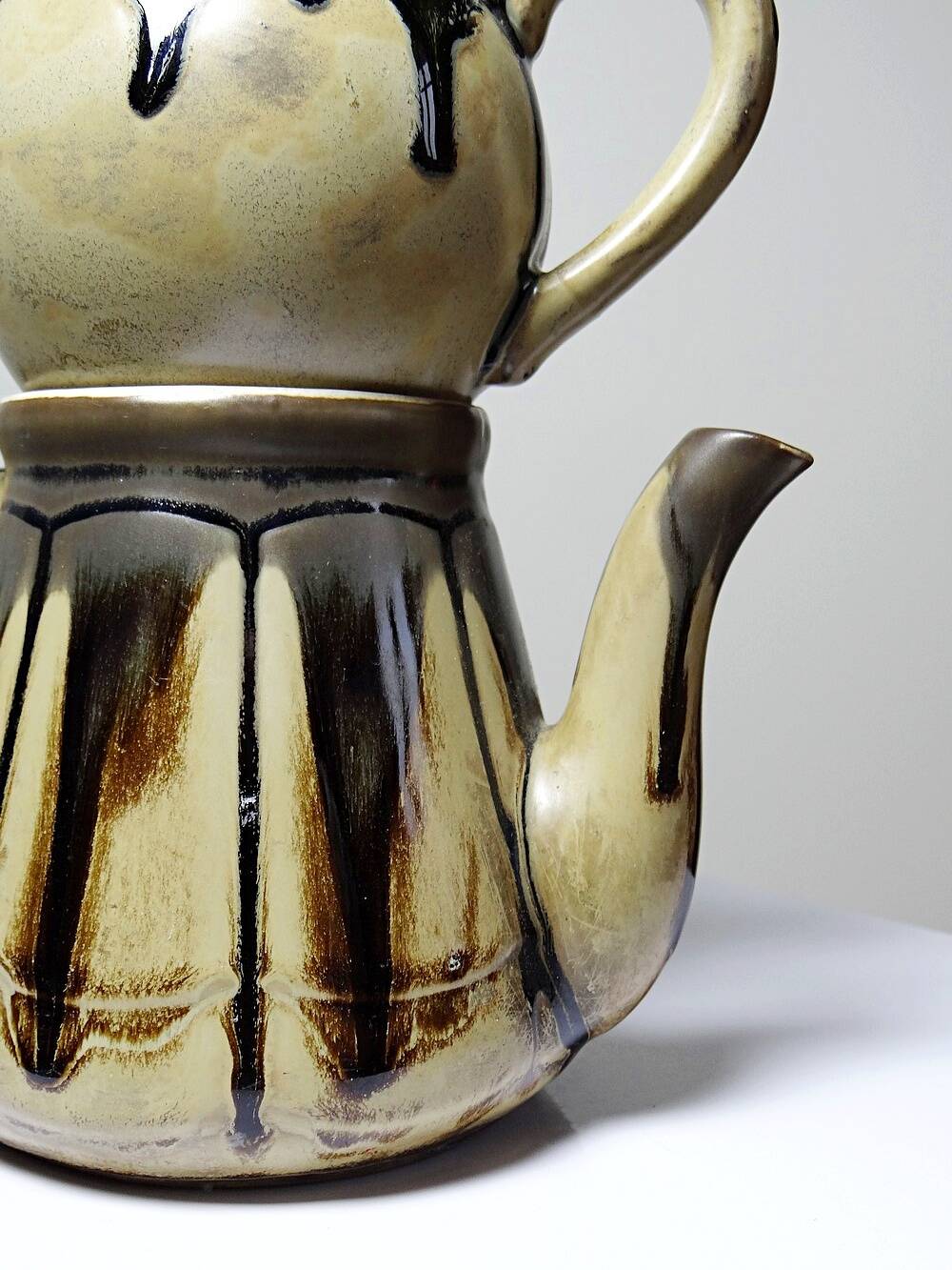 A pair of small vintage teapots in the Art Deco style reminiscent of Denbac.