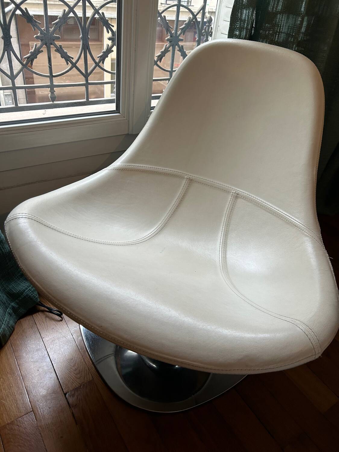 Fauteuil pivotant "egg tirup" de carl öjerstam ", cuir blanc