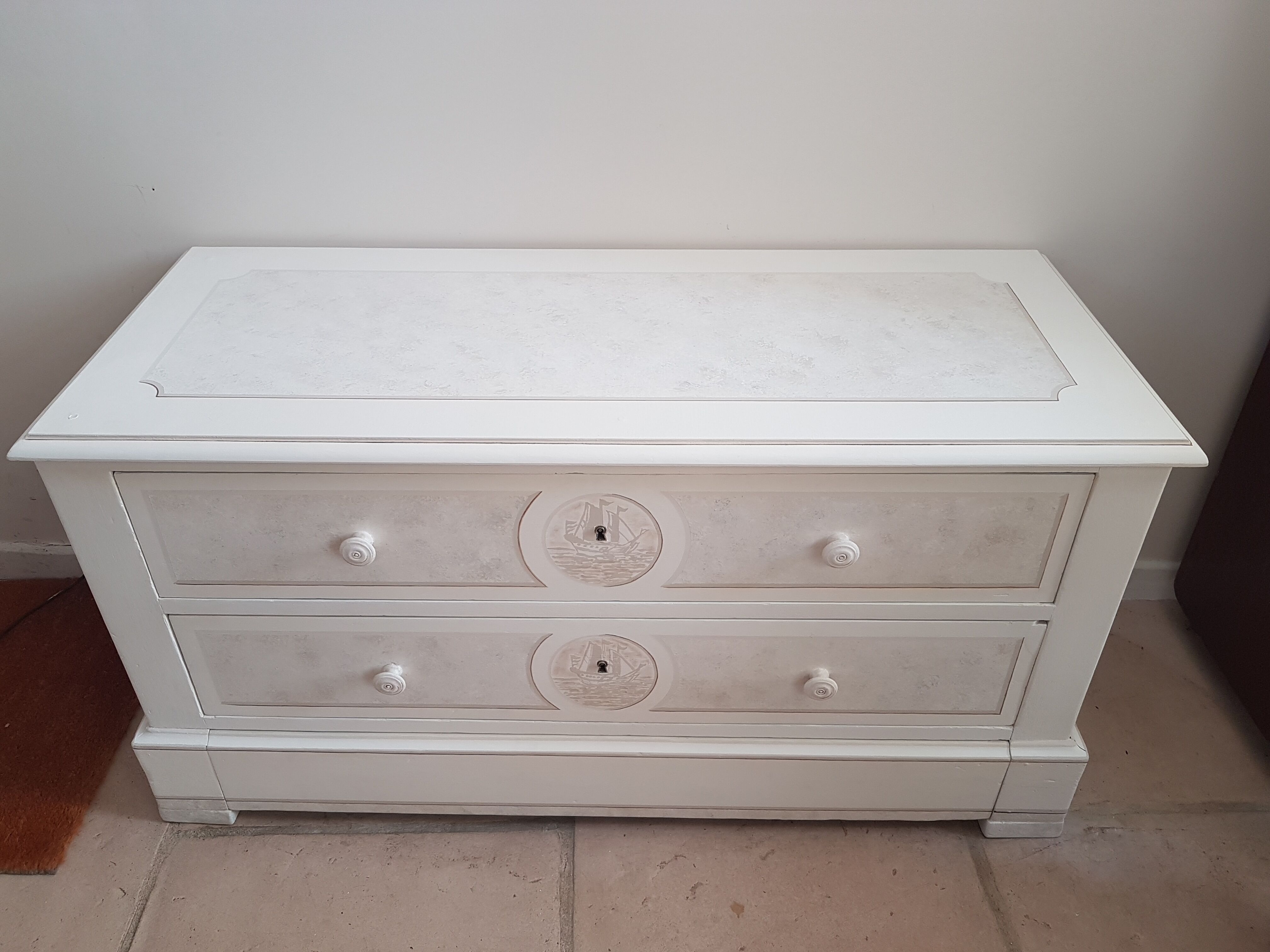 Commode patinée
