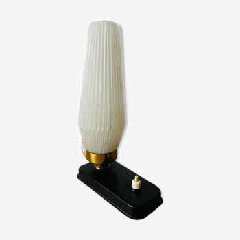 Lampe vintage en verre opalin nervuré