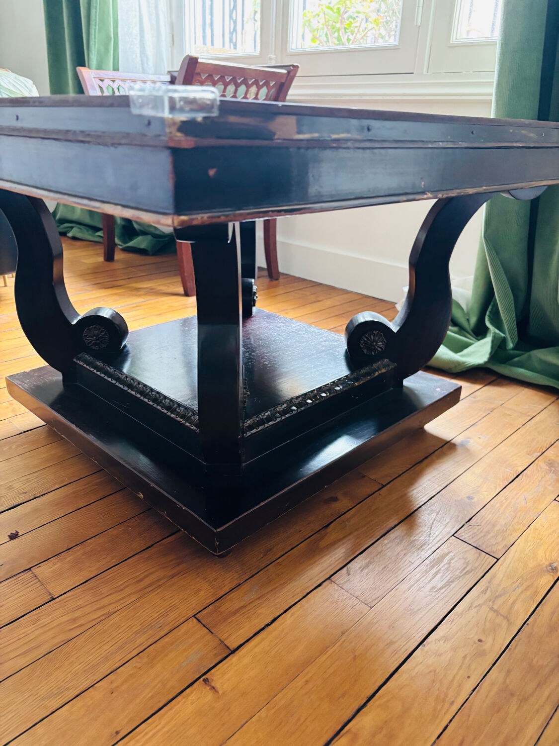 Empire style coffee table in solid wood – square top 80 cm