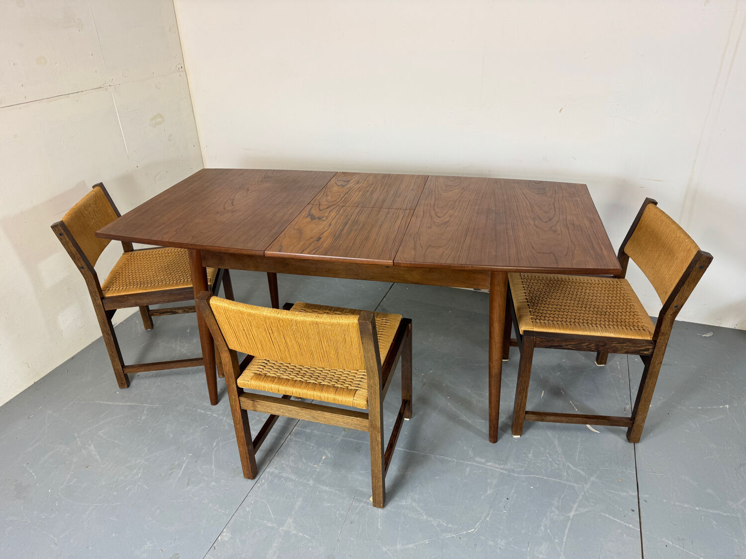 Table de salle à manger extensible en teck, style danois vintage des années 1950.