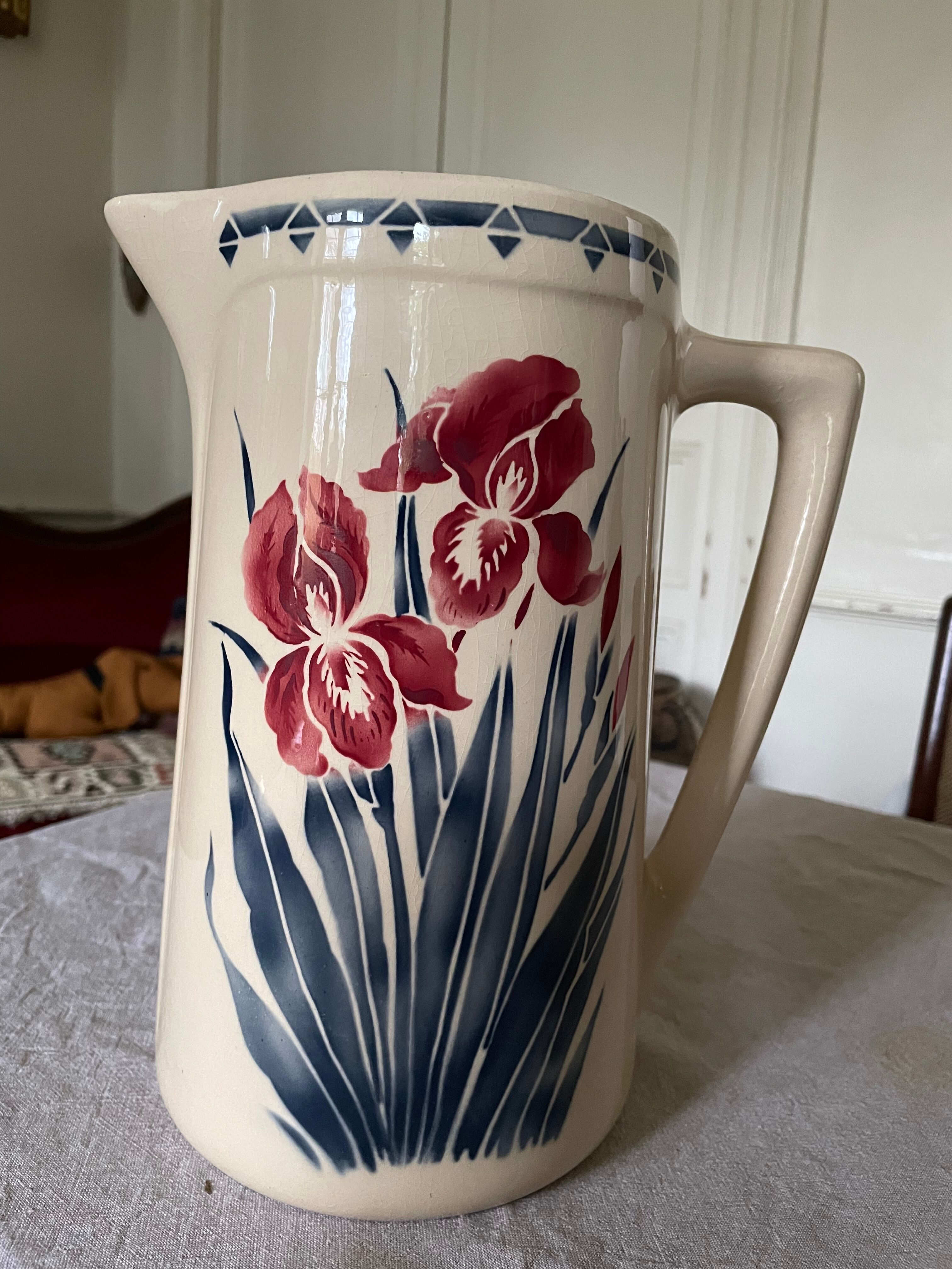 Pichet en faïence Luneville au décor d’iris
