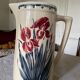 Pichet en faïence Luneville au décor d’iris